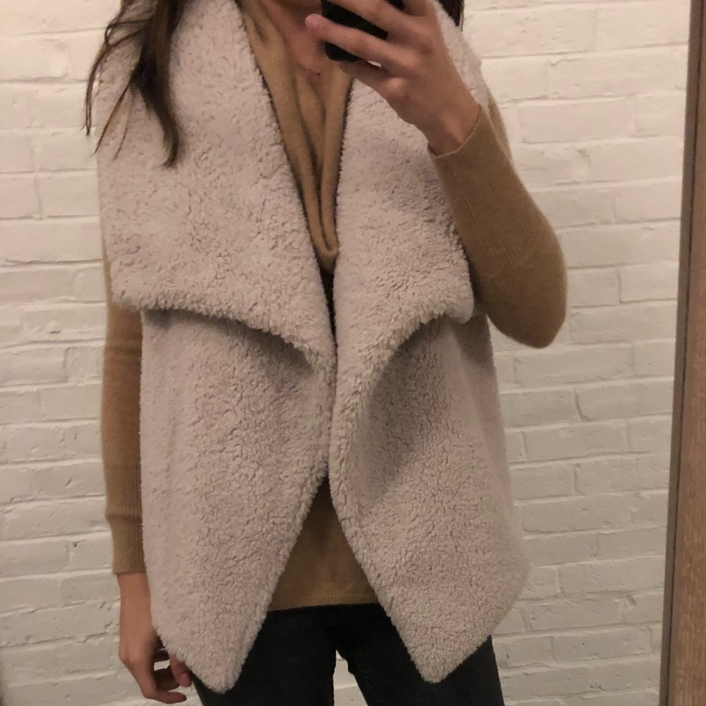 BB Dakota faux fur tan draped knit back vest sz M